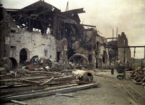 Ruinas de la destilería Vauxrot gravemente dañada, Cuffies, Aisne, Francia, 1917 de Fernand Cuville